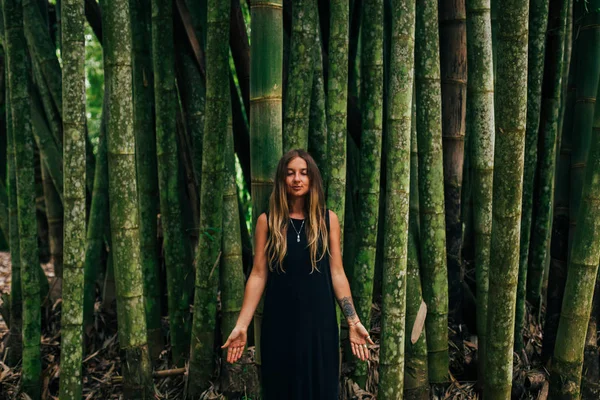 Bela mulher perto de plantas exóticas — Fotografia de Stock