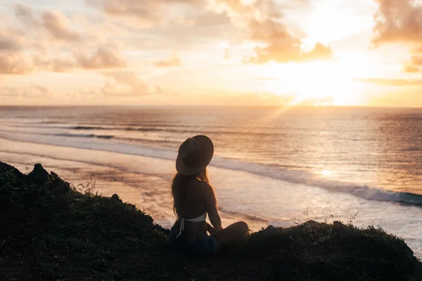 Beautiful girl relaxing on cliff — Stock Photo, Image