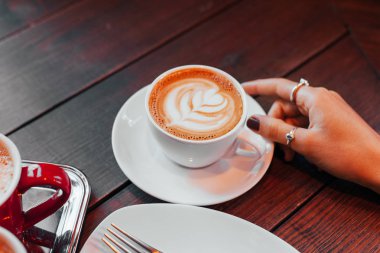 Kadın eli ile kahve 