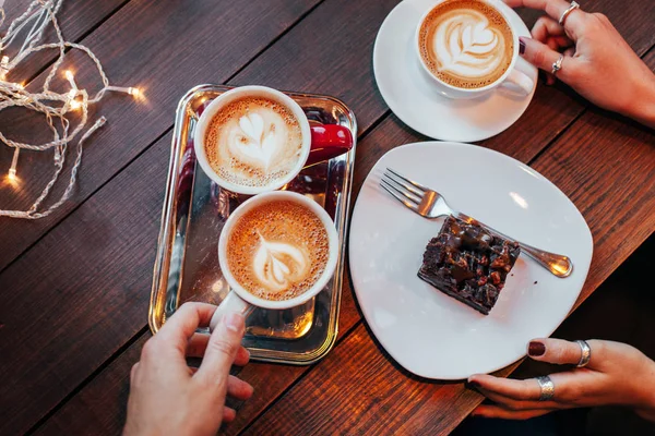 Femme avec gâteau au chocolat dans une assiette blanche — Photo