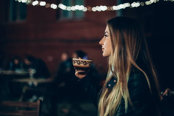 コーヒーを飲みながら若いきれいな女性 — ストック写真