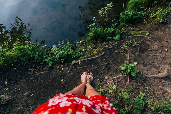 Pernas femininas em pé no final do penhasco — Fotografia de Stock