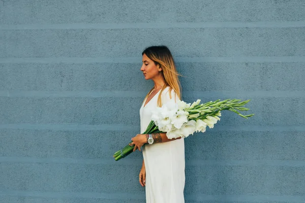Femme en robe tenant bouquet — Photo