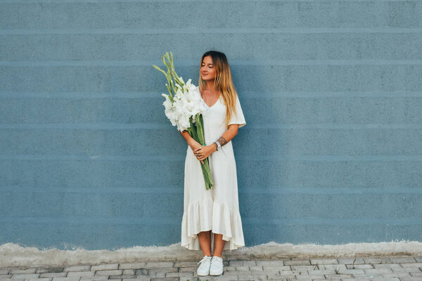 женщина в платье, держащая букет
 