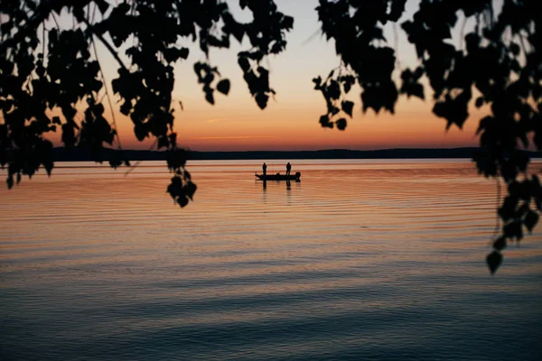 Deux personnes faisant du kayak au coucher du soleil — Photo