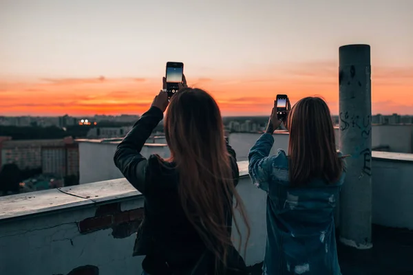 Günbatımı fotoğrafını çekmek kadınlar 