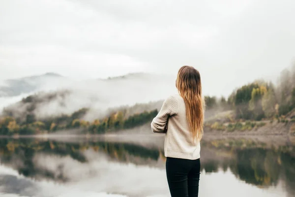 Mädchen Blickt Auf Den Nebligen See Norwegen — Stockfoto