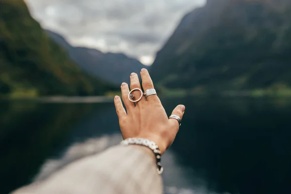 Frau Norwegischen Fjorden Hand Natur Und See — Stockfoto