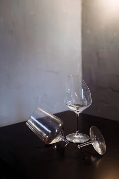 Zerbrochene Weingläser Auf Dunklem Tisch — Stockfoto