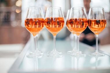 gözlük içecekler kutlama için üzerinde bar