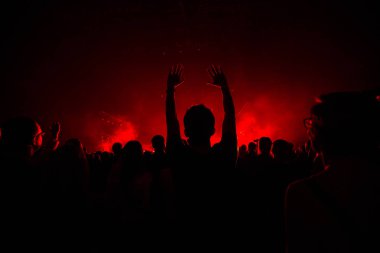 İnsanlar konser parlak kırmızı ışık