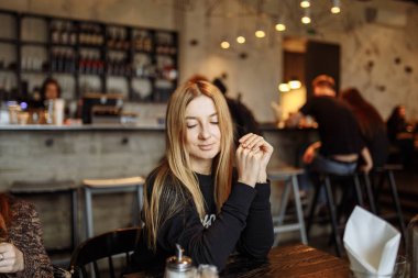 Kafede masada oturan güzel genç kadın