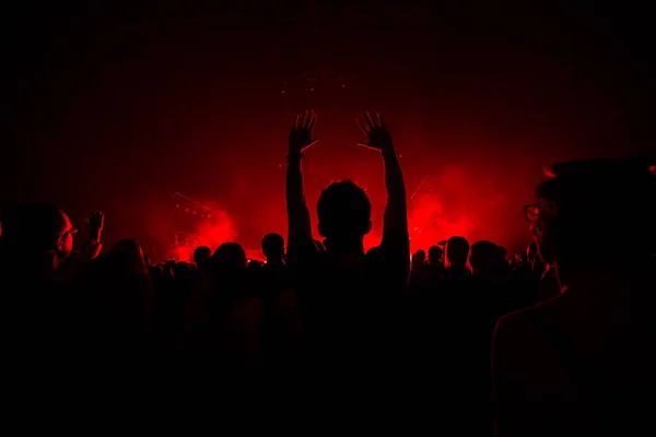 İnsanlar konser parlak kırmızı ışık