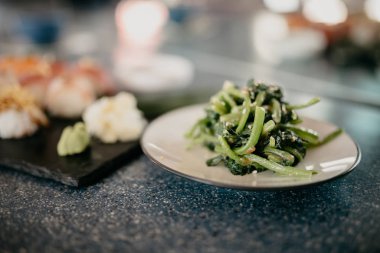 Suşili tabaklar ve deniz yosunu salatası, yakın görüş.