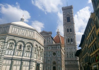 FLORENCE, İtalya - 9 Eylül 2016: Floransa 'daki Santa Maria Novella Kilisesi cephesi. Toskana, İtalya.
