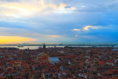 Venedik şehri manzarası. Eski şehrin çatıları, yüksek bir yerden. Yukarıdan Venedik. Venedik 'te gün batımı. İtalya