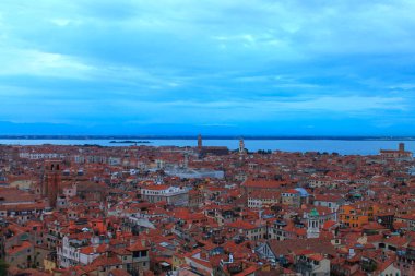 Venedik 'in çatıları. Gün batımında Venedik. İtalya