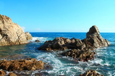 Lloret de mar 'daki Akdeniz kıyılarındaki kayalıkların manzarası. Katalonya. İspanya.
