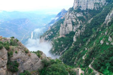 Montserrat 'ın bulutlardaki görkemli dağları. Katalonya. İspanya.