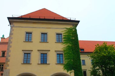 Krakow 'daki eski şehirde sarı bir ev. Polonya