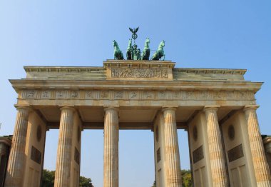 Yazın mavi gökyüzüne karşı Berlin 'deki Brandenburg Kapısı