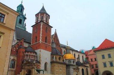 Wawel Kalesi, Wawel Hill 'deki kraliyet kalesi, Krakow, Polonya' daki iki Rönesans şapelinin kubbeleri..