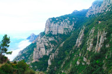 İspanya 'da yazın Montserrat' ın görkemli dağları