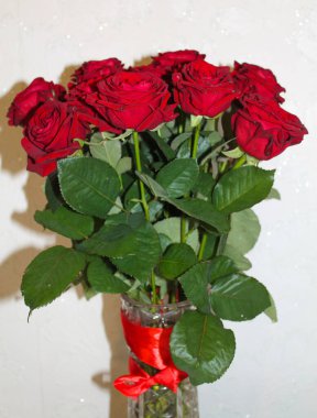 Vazoda bir buket kırmızı gül