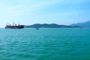 Dağ adalarının manzarası ve Nha Trang şehrinin yakınındaki tekneler. Vietnam 'da Turkuaz Denizi