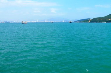 Turkuaz deniz ve adaların manzarası. Nha Trang. Vietnam