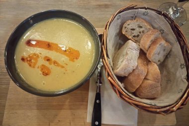 Peynirli kremalı çorba ve ekmek.