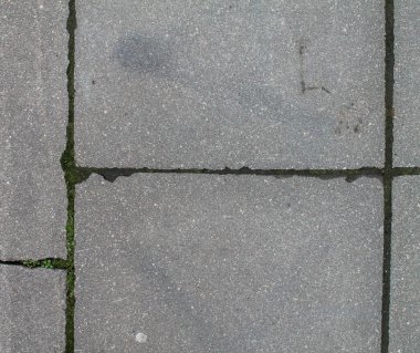 Çevre boyunca çimenli asfalt döşeme dokusu