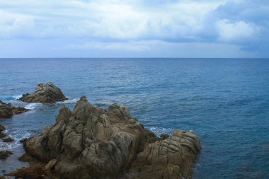 Lloret de Mar 'daki Akdeniz kıyısındaki kayalıkların manzarası. Katalonya. İspanya.