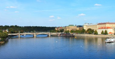 Yazın Vltava nehrinin manzarası. Prag 'da. Çek Cumhuriyeti