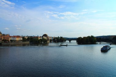 Yazın Vltava nehrinin manzarası. Prag 'da. Çek Cumhuriyeti