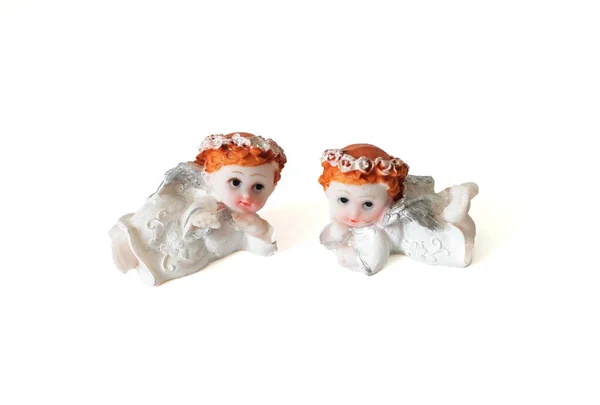 Figuras Dois Anjinhos Brancos Sobre Fundo Branco — Fotografia de Stock
