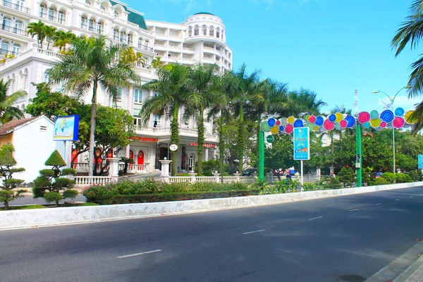 Nha Trang Vietnam Fevereiro 2017 Rua Condução Com Palmeiras Nha — Fotografia de Stock