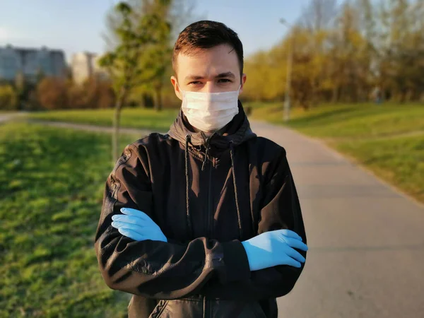 Een Man Met Een Medisch Masker Handschoenen Straat Het Voorjaar — Stockfoto