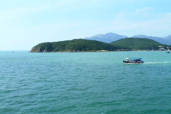 Nha Trang市附近的山地岛屿和船只的风景 越南的绿松石海 — 图库照片