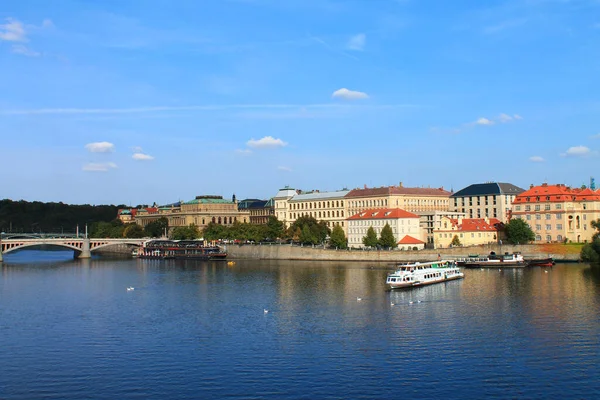 Vltava河与一艘船的景色 布拉格 捷克共和国 — 图库照片