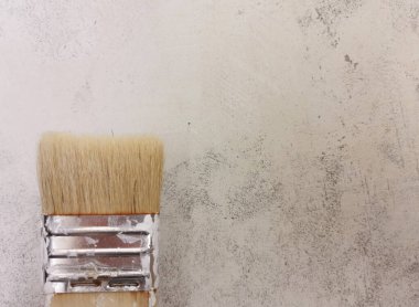 Boya fırçası. Bej arka plan. Dairede tamirat var..