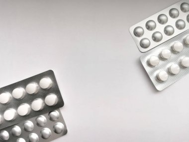 Gri arka planda ambalaj hapları. Hastalık tedavisi. Coronavirus 2020 'ye karşı mücadele.