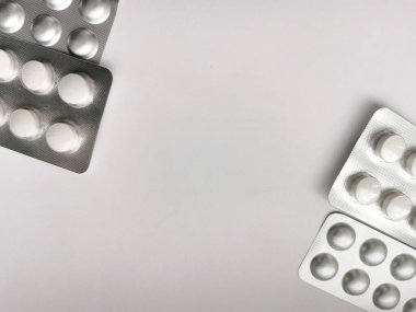 Gri arka planda ambalaj hapları. Hastalık tedavisi. Coronavirus 2020 'ye karşı mücadele.