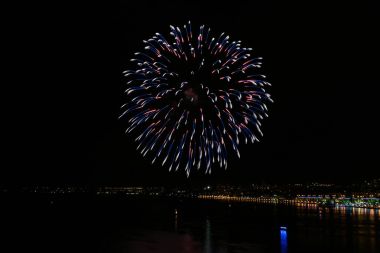 Kırmızı, mavi, beyaz havai fişek