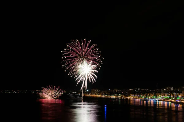 Fuochi d'artificio rossi e bianchi — Foto Stock