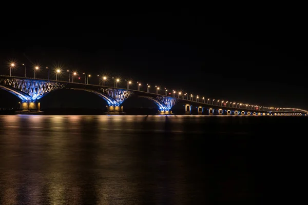 Die schöne Brücke in der Nacht im Licht der Lampen — Stockfoto