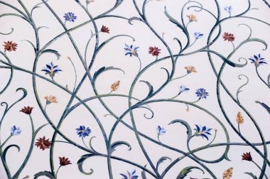 Çiçek desenli bir duvar içinde Ulu Camii