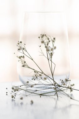 Yumuşak pembe arkaplanda sade çiçeklerle dolu bir hayat