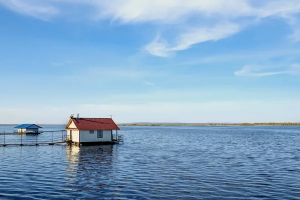 Häuser Auf Dem Wasser Einem Blauen Fluss Unter Einem Himmel Stockbild