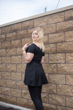 Şehirdeki genç kadın.